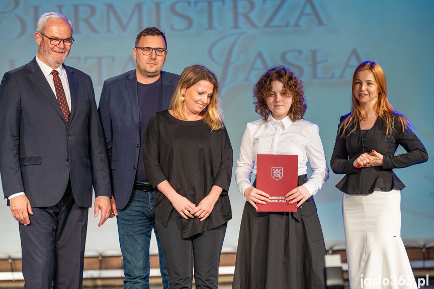 Burmistrz nagrodził uczniów