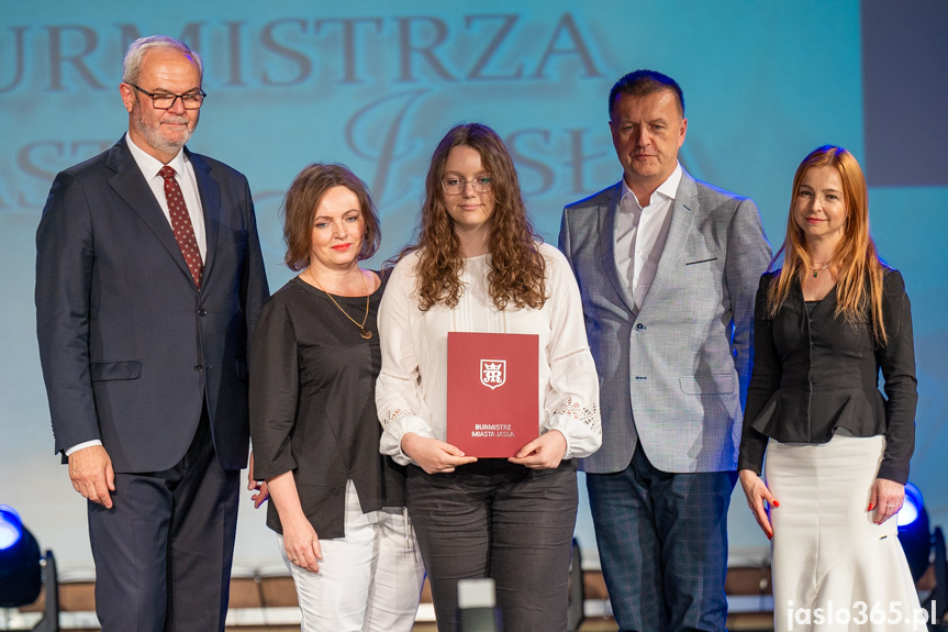 Burmistrz nagrodził uczniów