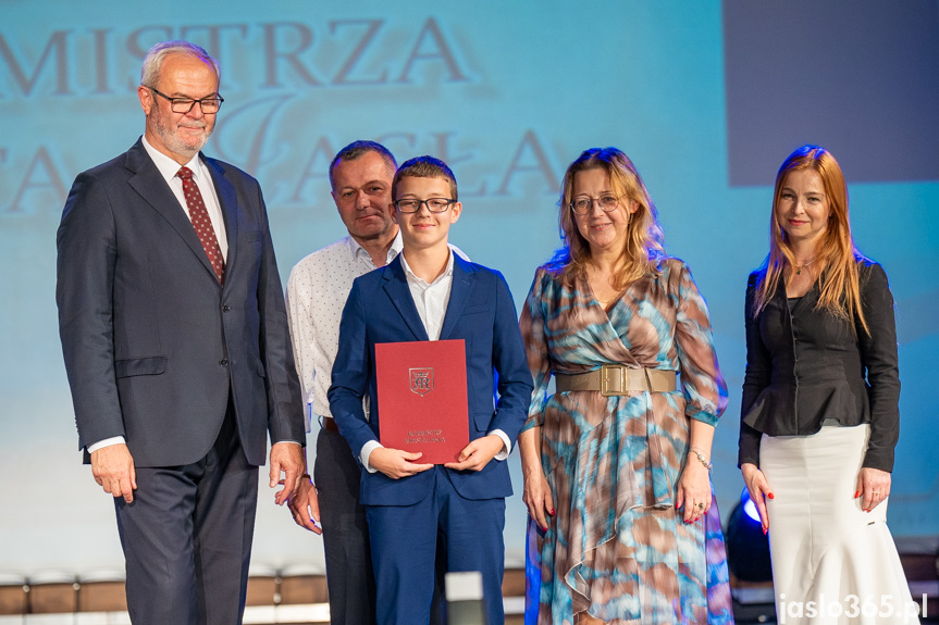 Burmistrz nagrodził uczniów