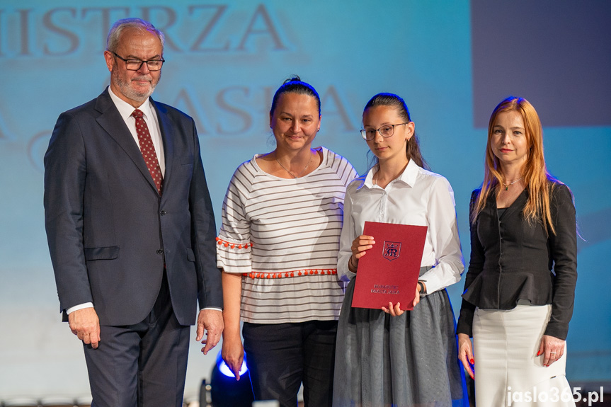 Burmistrz nagrodził uczniów