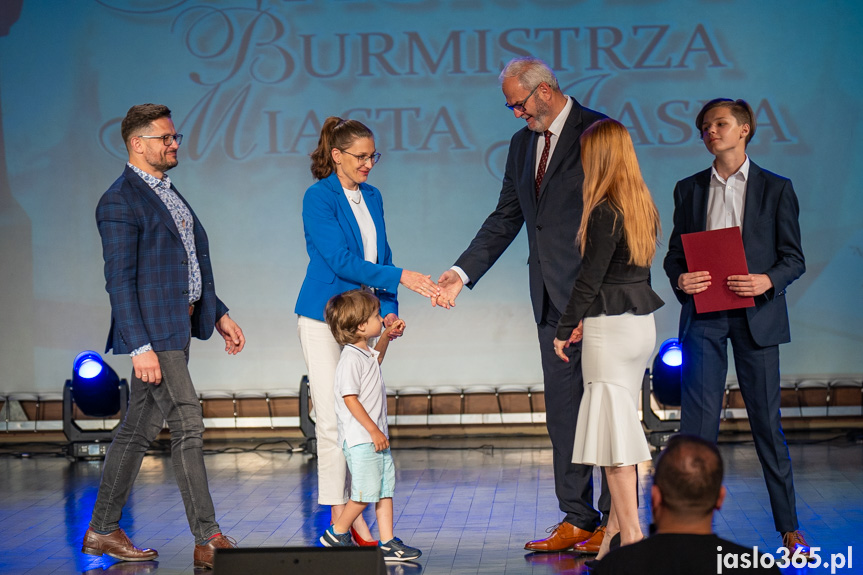 Burmistrz nagrodził uczniów