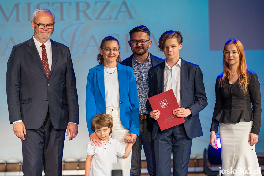 Burmistrz nagrodził uczniów