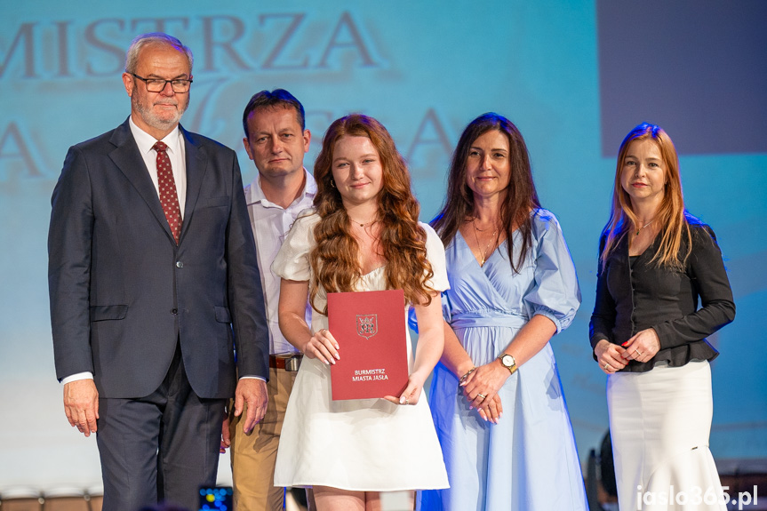 Burmistrz nagrodził uczniów