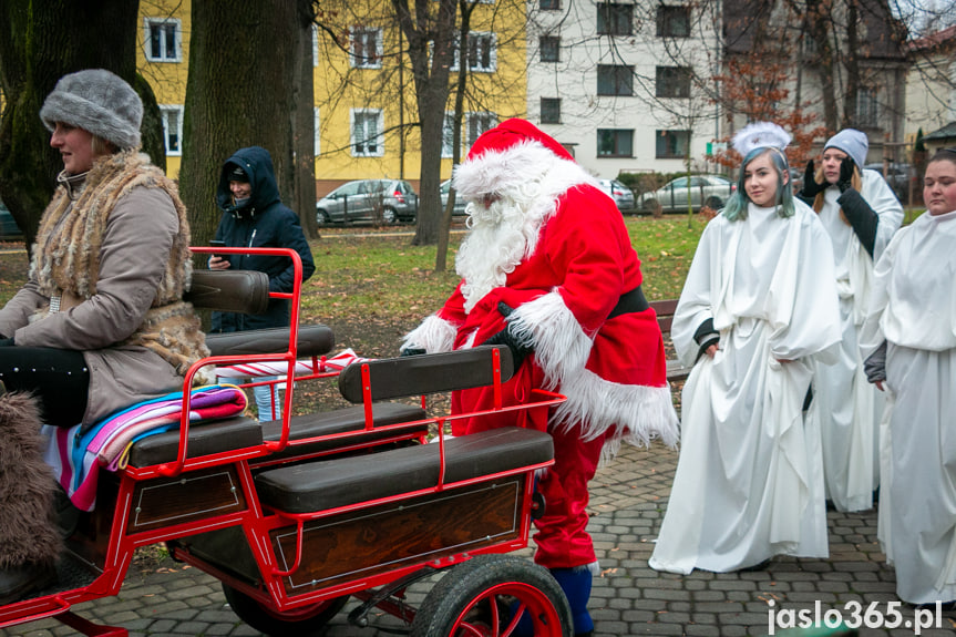 Mikołaj w parku Miejskim w Jaśle