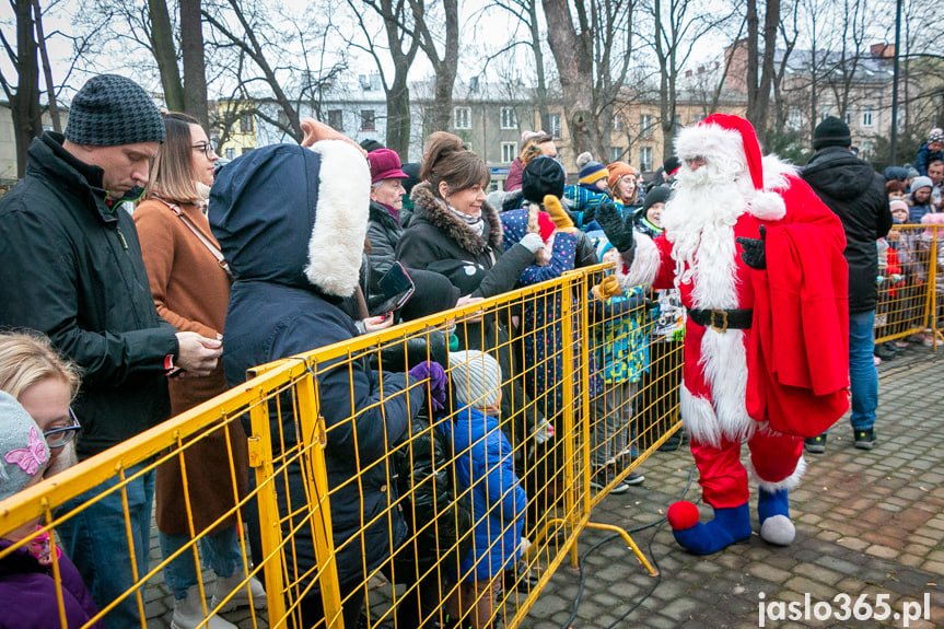 Mikołaj w parku Miejskim w Jaśle