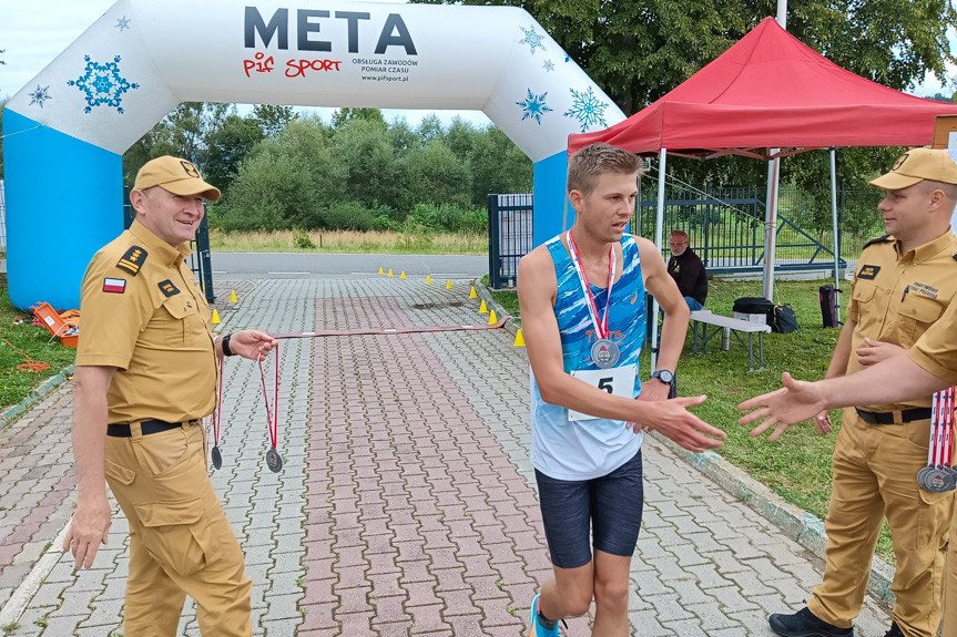 Mistrzostwa strażaków w biegu górskim w Ożennej