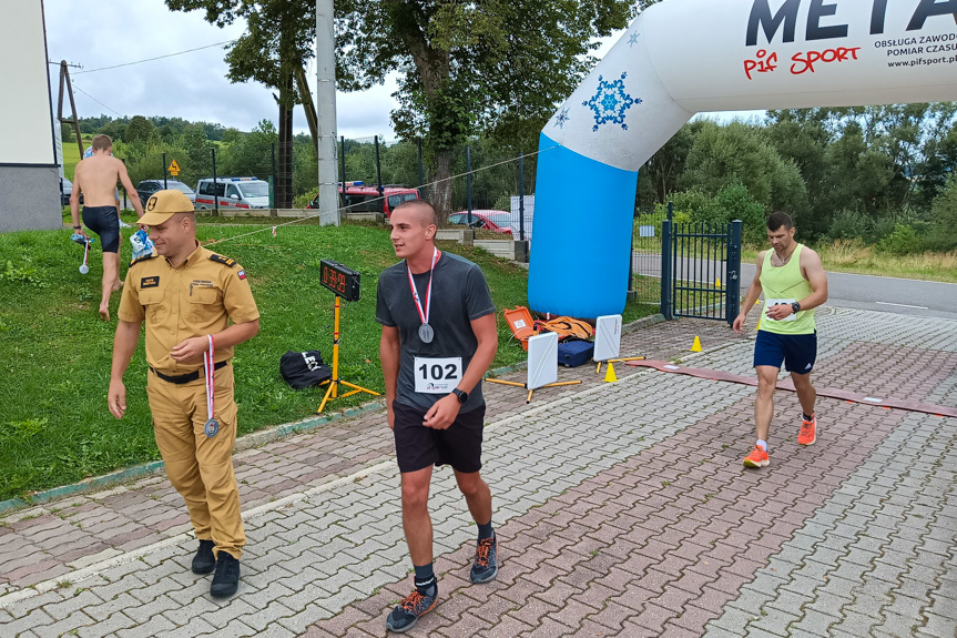 Mistrzostwa strażaków w biegu górskim w Ożennej