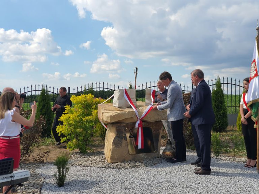 Osłonięcie pomnika mjr Henryka Dobrzańskiego "Hubala"