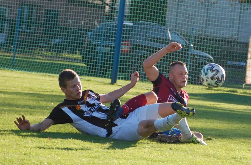 Piłka nożna. IV liga podkarpacka. Mecz Czarni 1910 Jasło - Wisłok Wiśniowa 1-3
