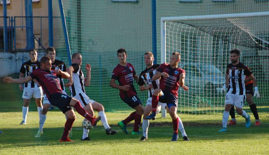 Piłka nożna. IV liga podkarpacka. Mecz Czarni 1910 Jasło - Wisłok Wiśniowa 1-3