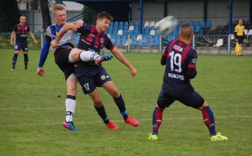 Piłka nożna. V liga krośnieńska. Mecz Nafta Jedlicze - Ostoja Kołaczyce 1-3