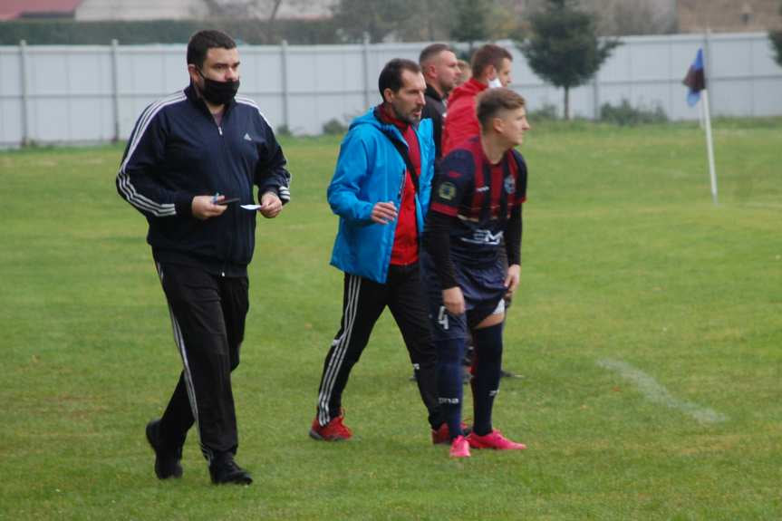 Piłka nożna. V liga krośnieńska. Mecz Nafta Jedlicze - Ostoja Kołaczyce 1-3