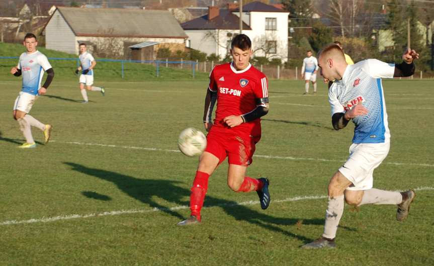 Piłka nożna. V liga krośnieńska. Mecz Tempo Nienaszów - Start Rymanów 1-1