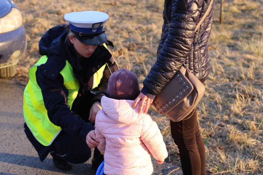 Policjanci dbają o bezpieczeństwo osób, które uciekają do Polski przed wojną