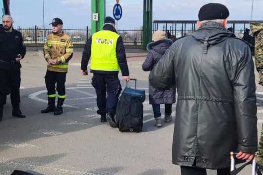 Policjanci dbają o bezpieczeństwo osób, które uciekają do Polski przed wojną