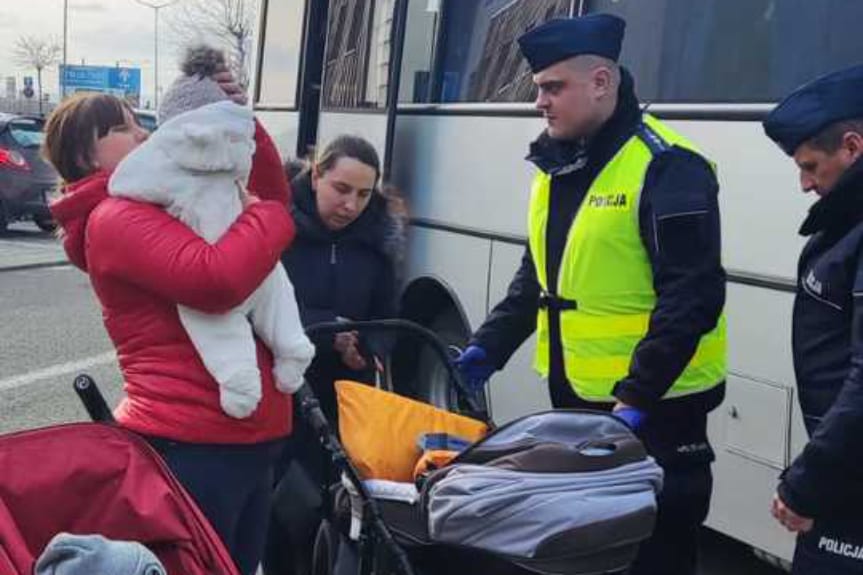 Policjanci dbają o bezpieczeństwo osób, które uciekają do Polski przed wojną