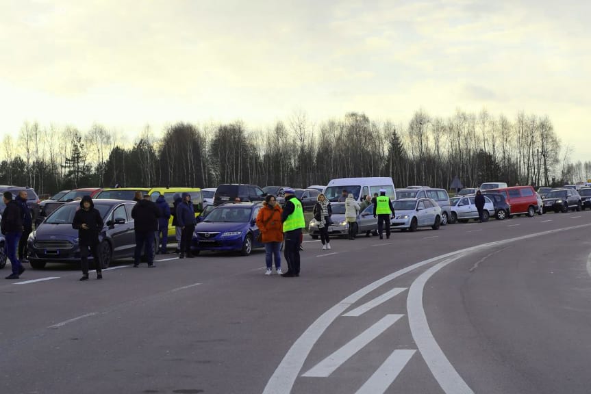 Policjanci dbają o bezpieczeństwo osób, które uciekają do Polski przed wojną