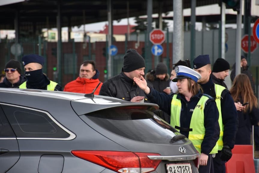 Policjanci dbają o bezpieczeństwo osób, które uciekają do Polski przed wojną