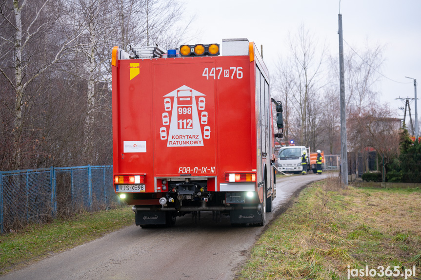 Pożar hali w miejscowości Roztoki