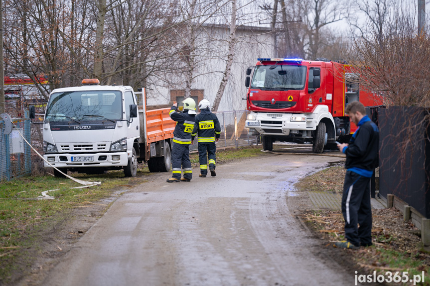Pożar hali w miejscowości Roztoki