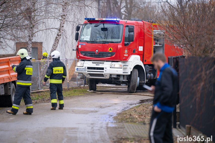 Pożar hali w miejscowości Roztoki
