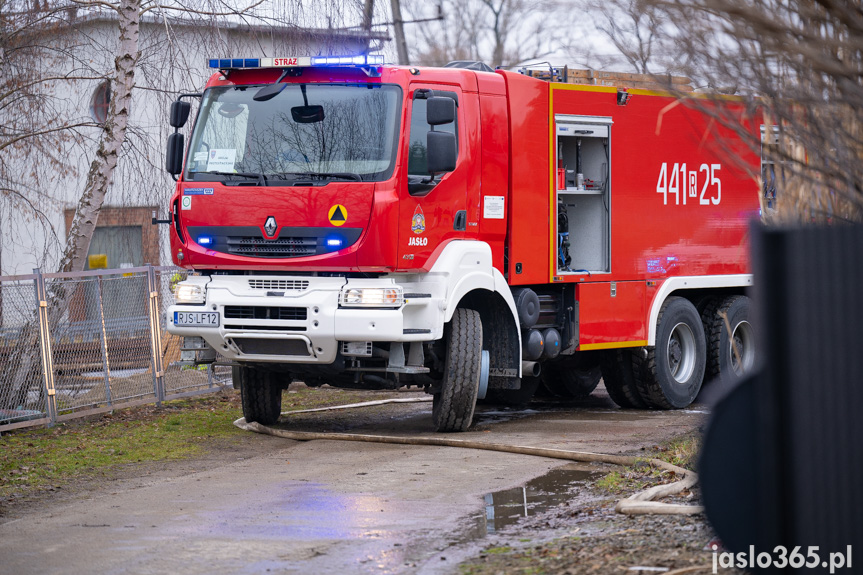 Pożar hali w miejscowości Roztoki