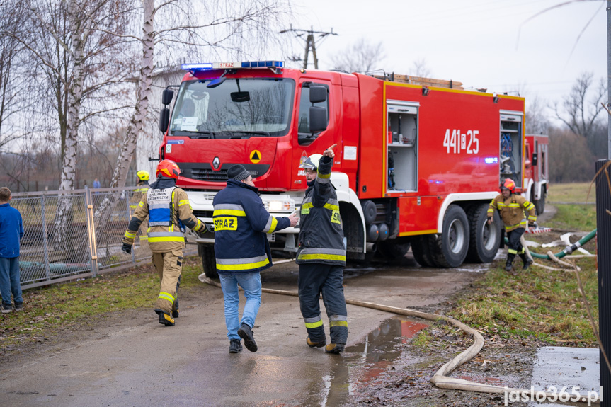 Pożar hali w miejscowości Roztoki