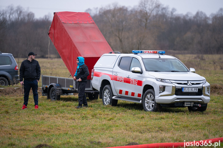 Pożar hali w miejscowości Roztoki