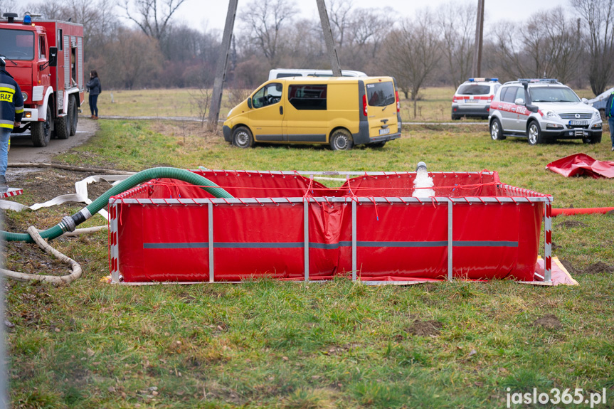 Pożar hali w miejscowości Roztoki