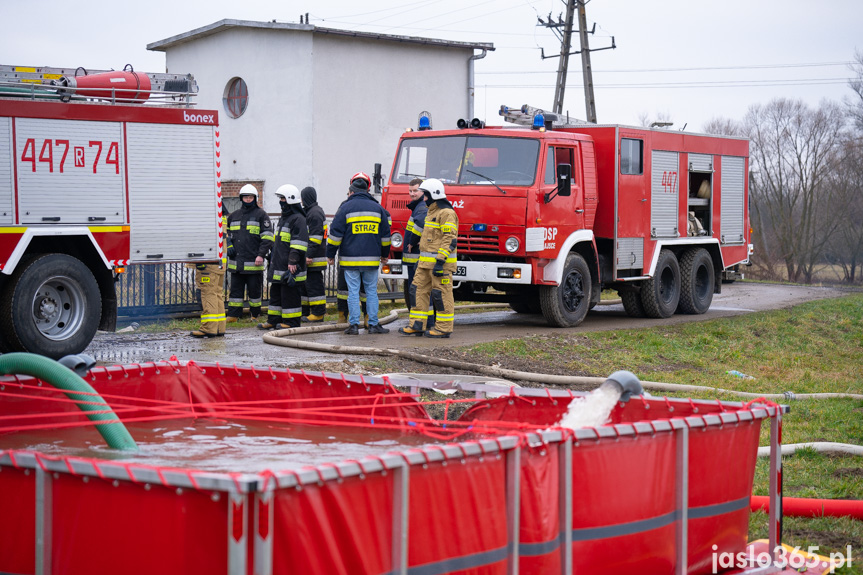 Pożar hali w miejscowości Roztoki