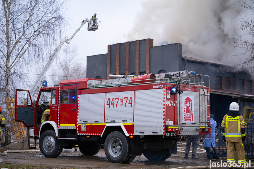 Pożar hali w miejscowości Roztoki