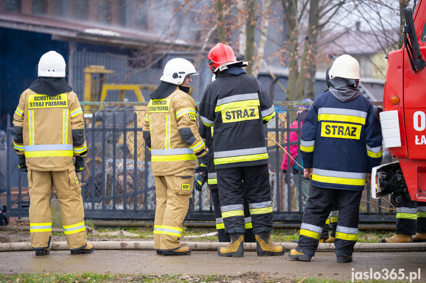 Pożar hali w miejscowości Roztoki