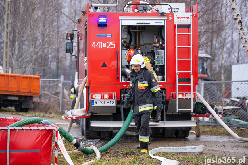 Pożar hali w miejscowości Roztoki