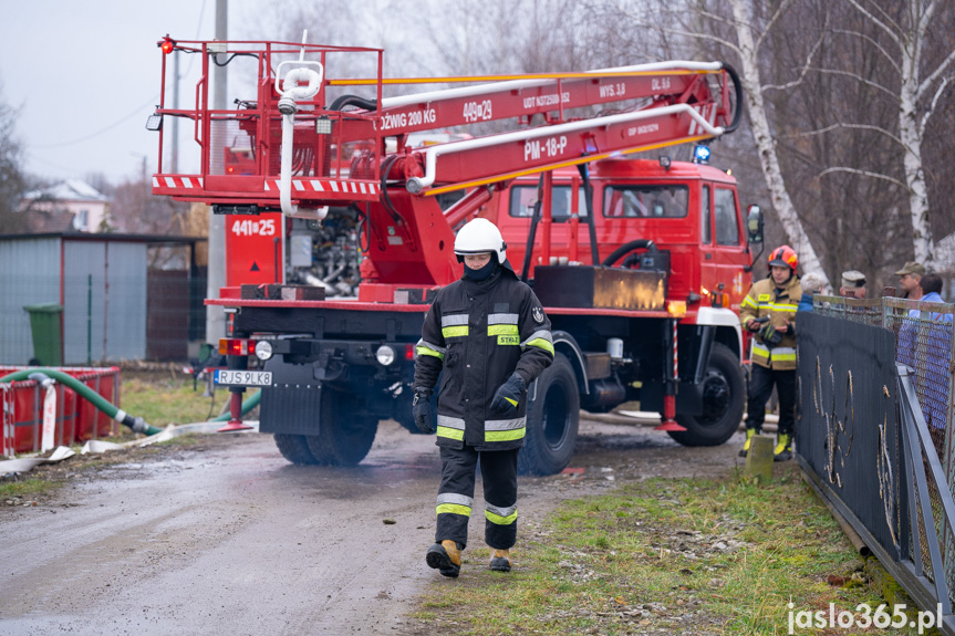 Pożar hali w miejscowości Roztoki