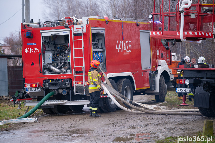 Pożar hali w miejscowości Roztoki