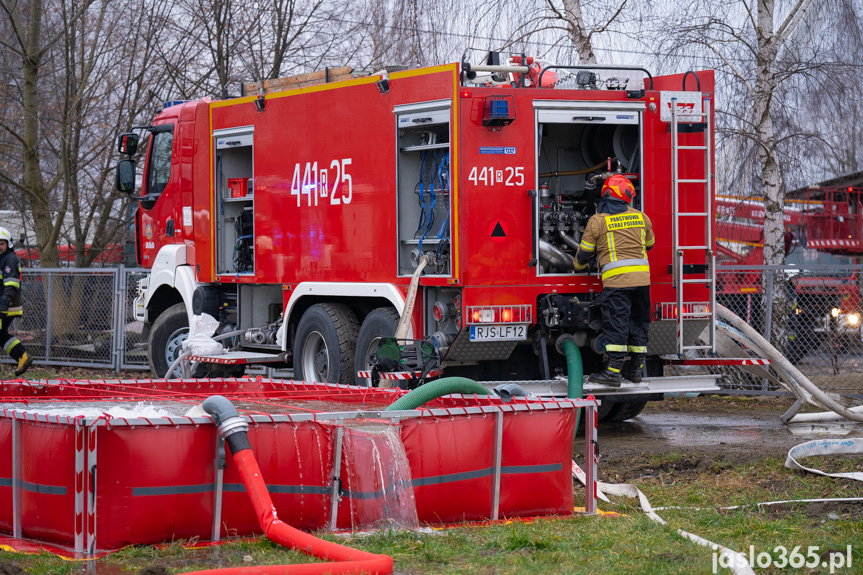 Pożar hali w miejscowości Roztoki