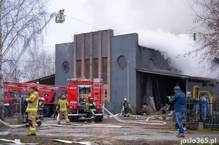 Pożar hali w miejscowości Roztoki