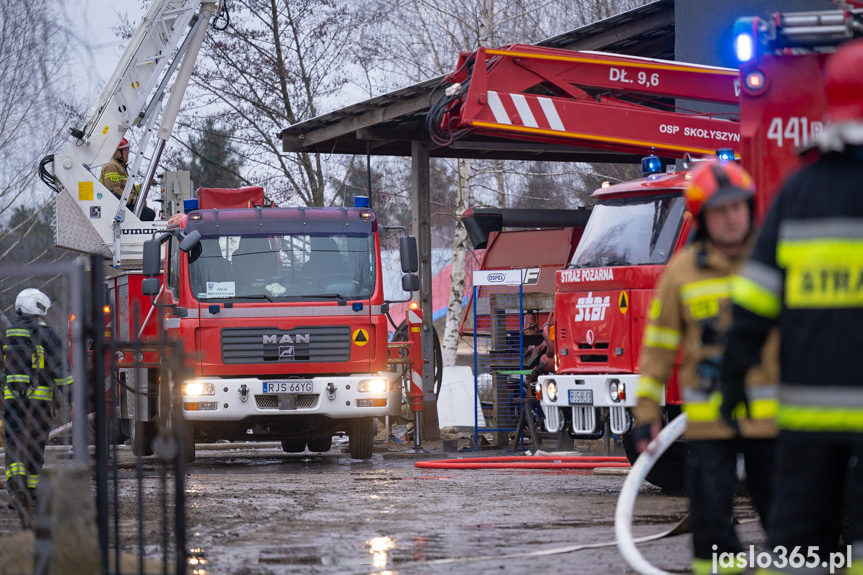 Pożar hali w miejscowości Roztoki