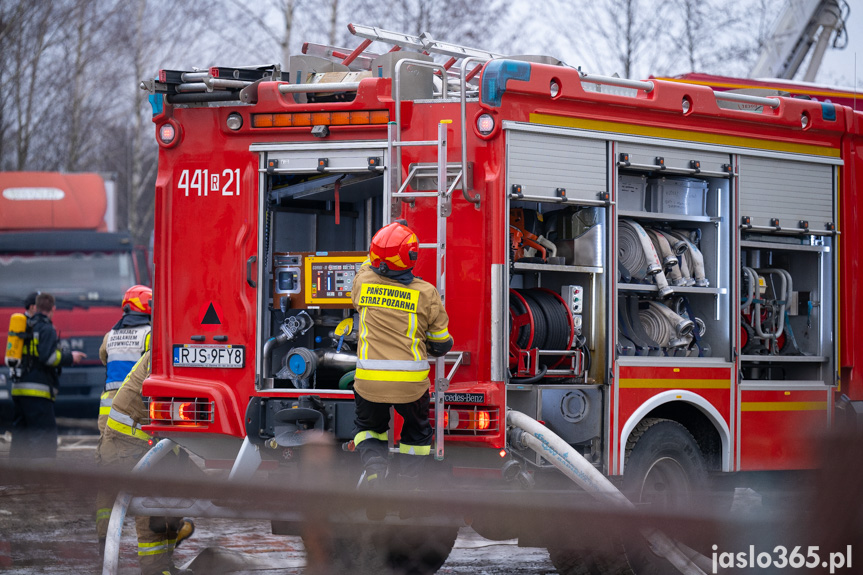Pożar hali w miejscowości Roztoki