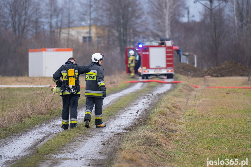 Pożar hali w miejscowości Roztoki