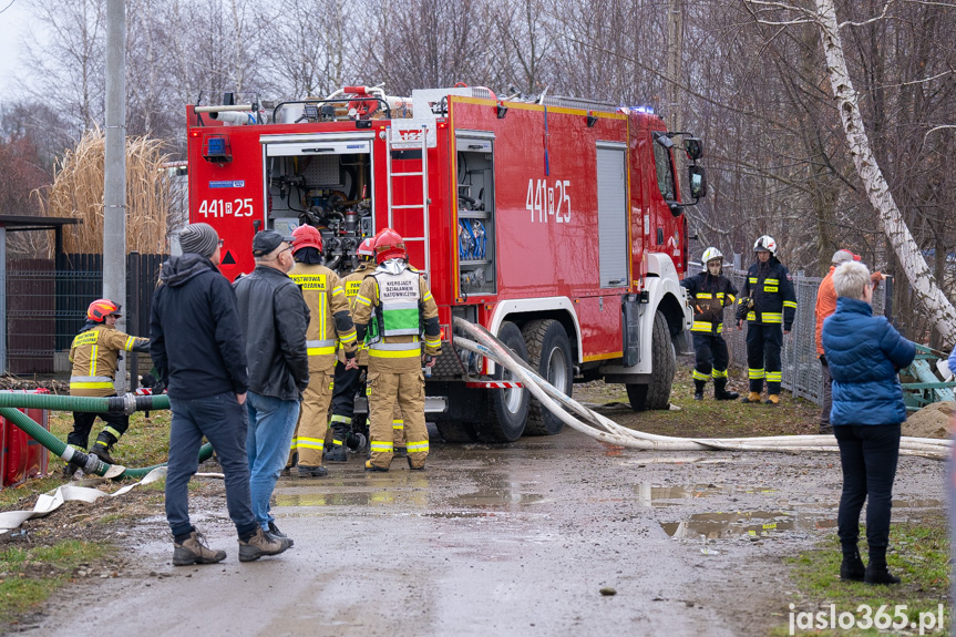 Pożar hali w miejscowości Roztoki