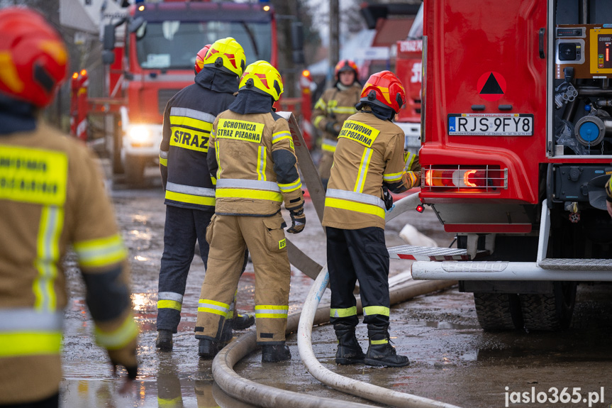 Pożar hali w miejscowości Roztoki
