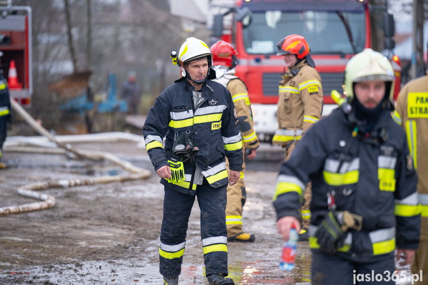 Pożar hali w miejscowości Roztoki