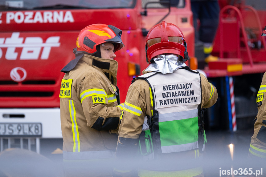 Pożar hali w miejscowości Roztoki