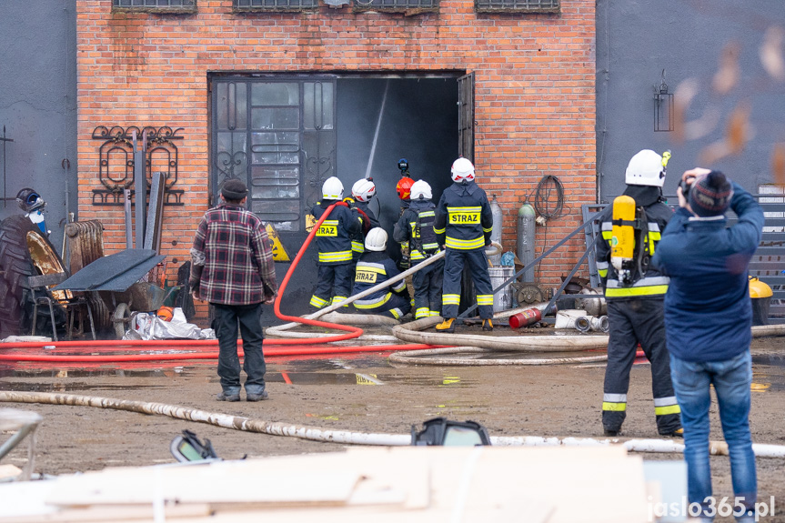 Pożar hali w miejscowości Roztoki