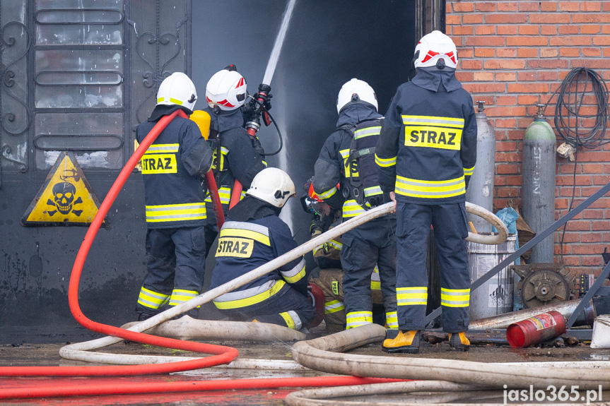 Pożar hali w miejscowości Roztoki