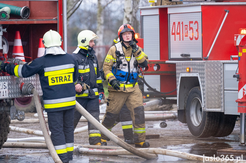 Pożar hali w miejscowości Roztoki