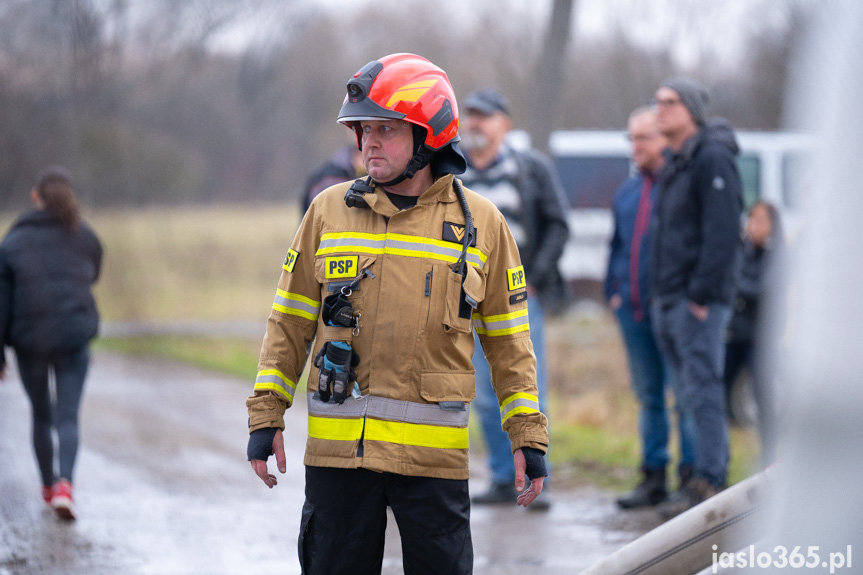 Pożar hali w miejscowości Roztoki