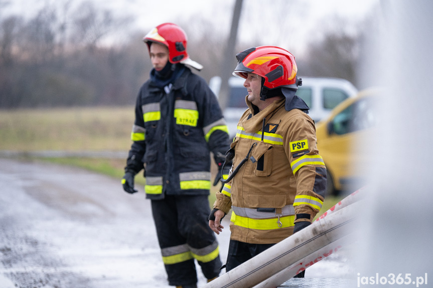 Pożar hali w miejscowości Roztoki