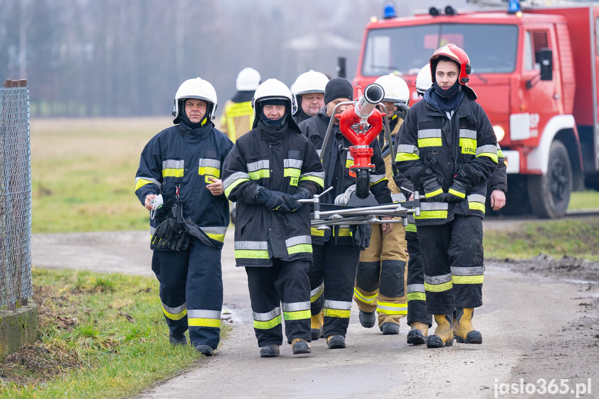 Pożar hali w miejscowości Roztoki